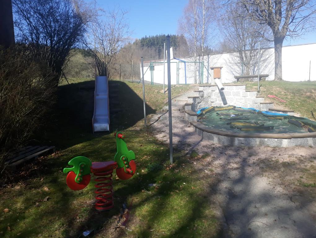 Rutsche und Sandkasten